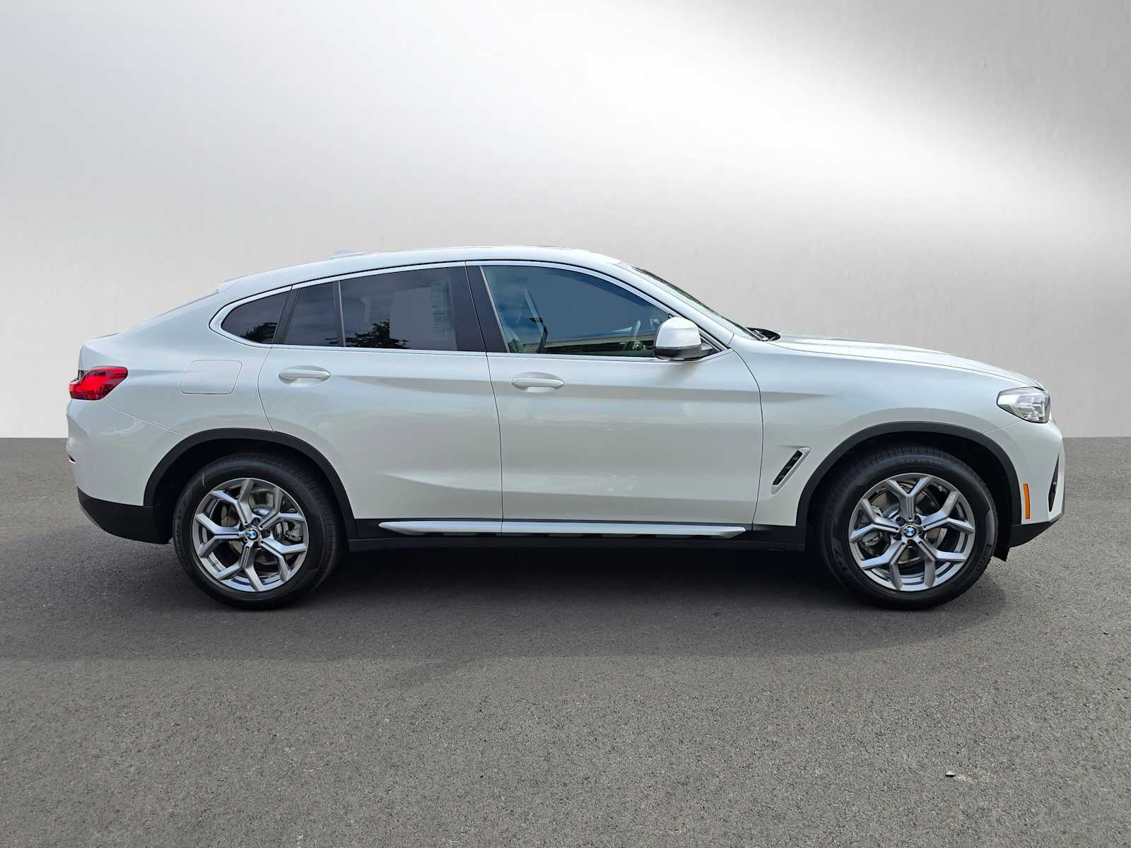 2025 BMW X4 xDrive30i