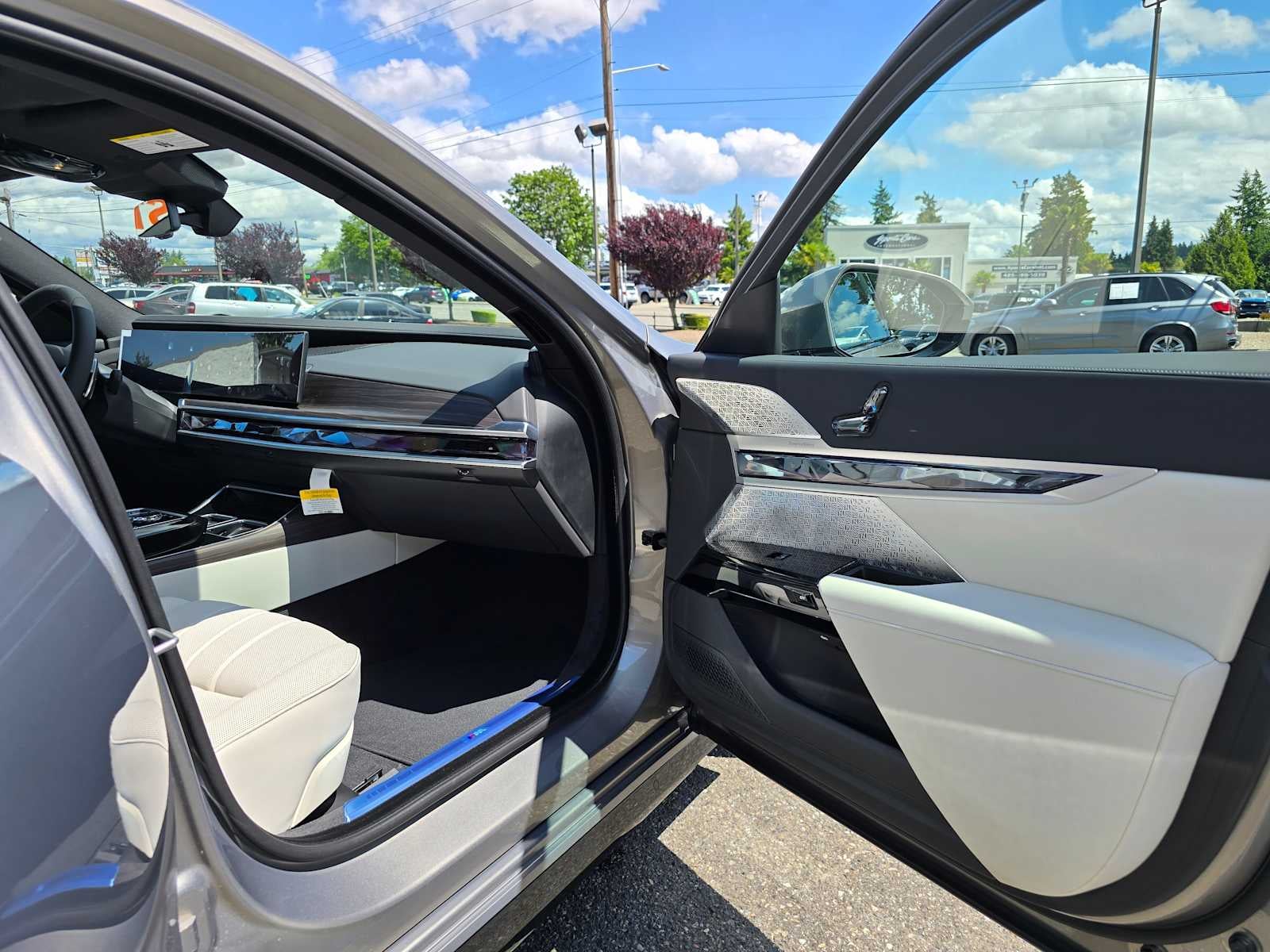 2025 BMW 7 Series 750e xDrive