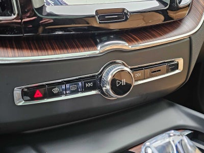 2024 Volvo XC60 Ultimate Dark Theme