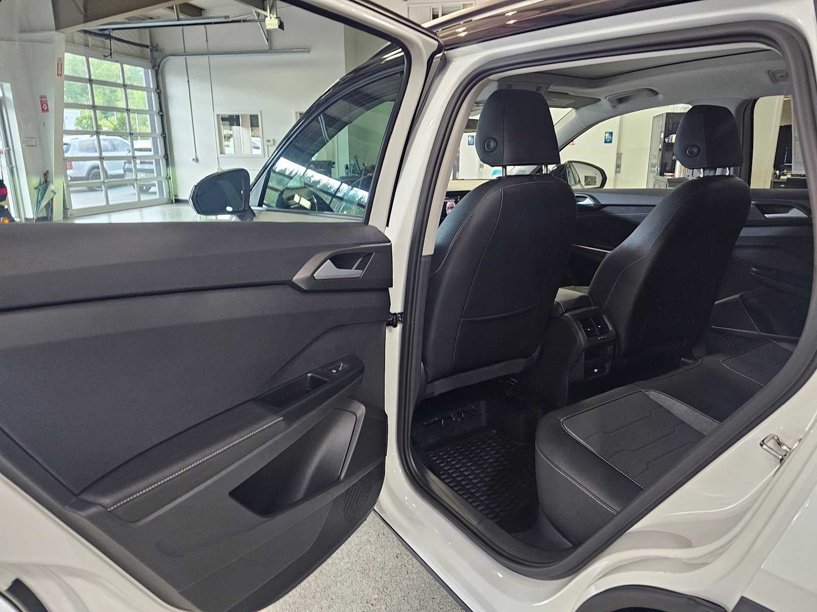 2025 Volkswagen Taos SE Black 4MOTION