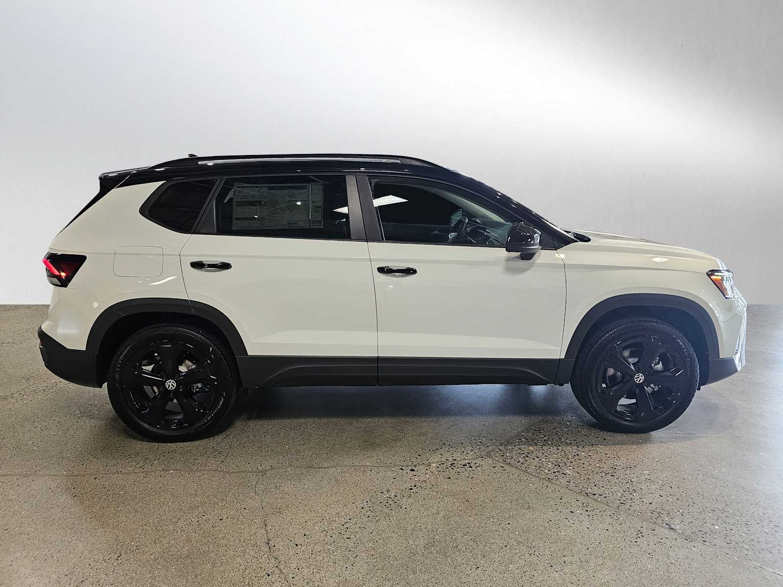 2025 Volkswagen Taos SE Black 4MOTION