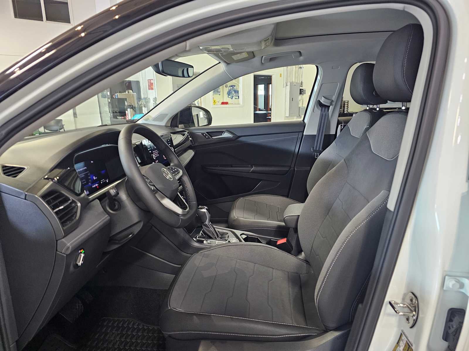 2025 Volkswagen Taos SE Black 4MOTION