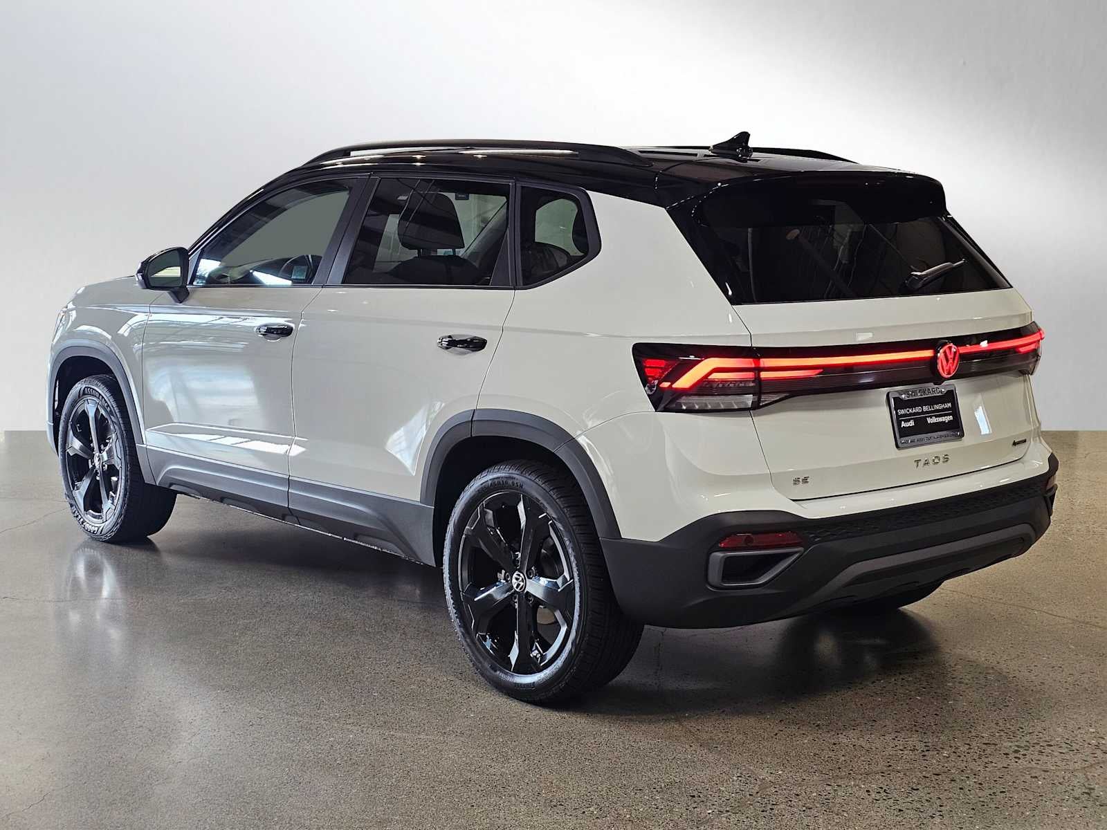 2025 Volkswagen Taos SE Black 4MOTION