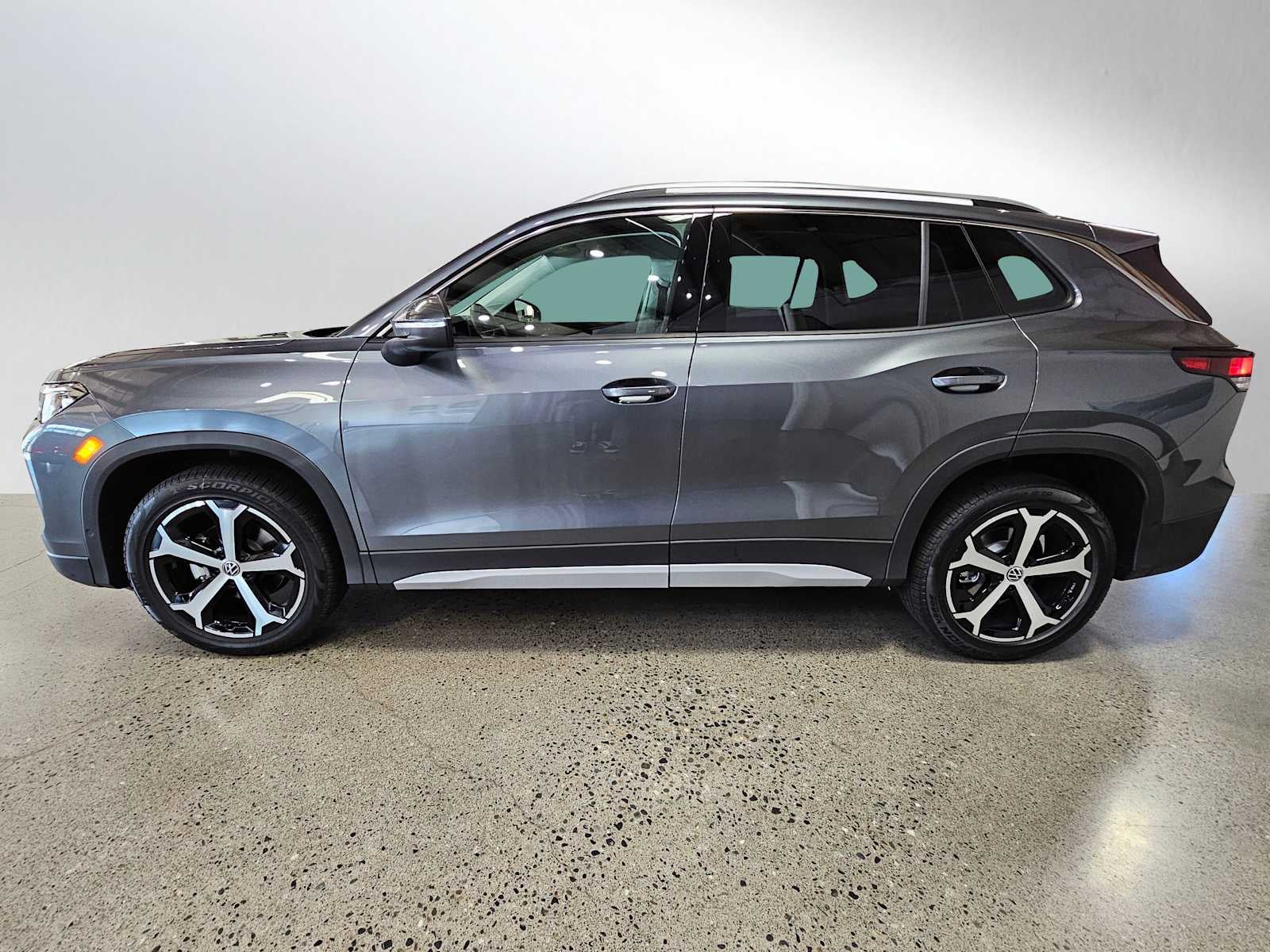 2025 Volkswagen Tiguan 2.0T SE FWD