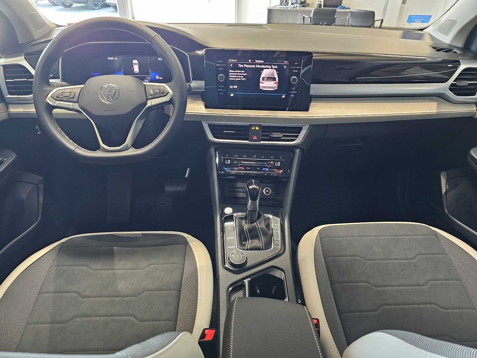 2025 Volkswagen Taos SE 4MOTION