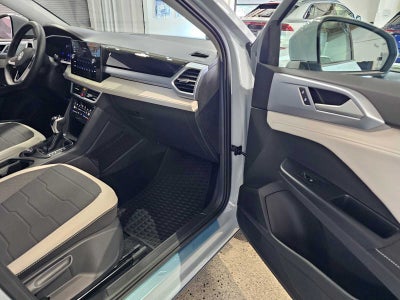 2025 Volkswagen Taos SE 4MOTION