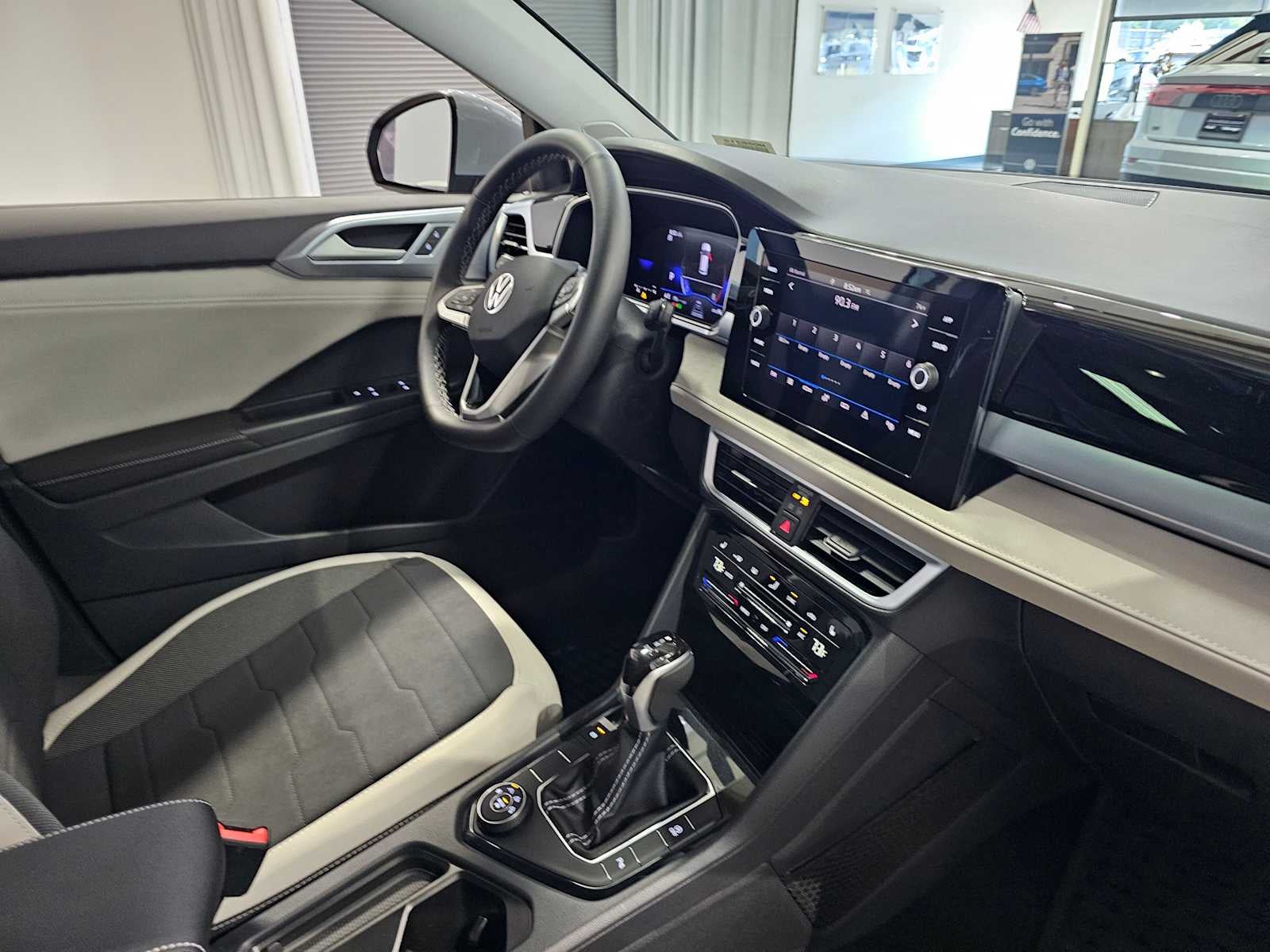 2025 Volkswagen Taos SE 4MOTION