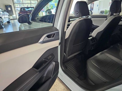 2025 Volkswagen Taos SE 4MOTION