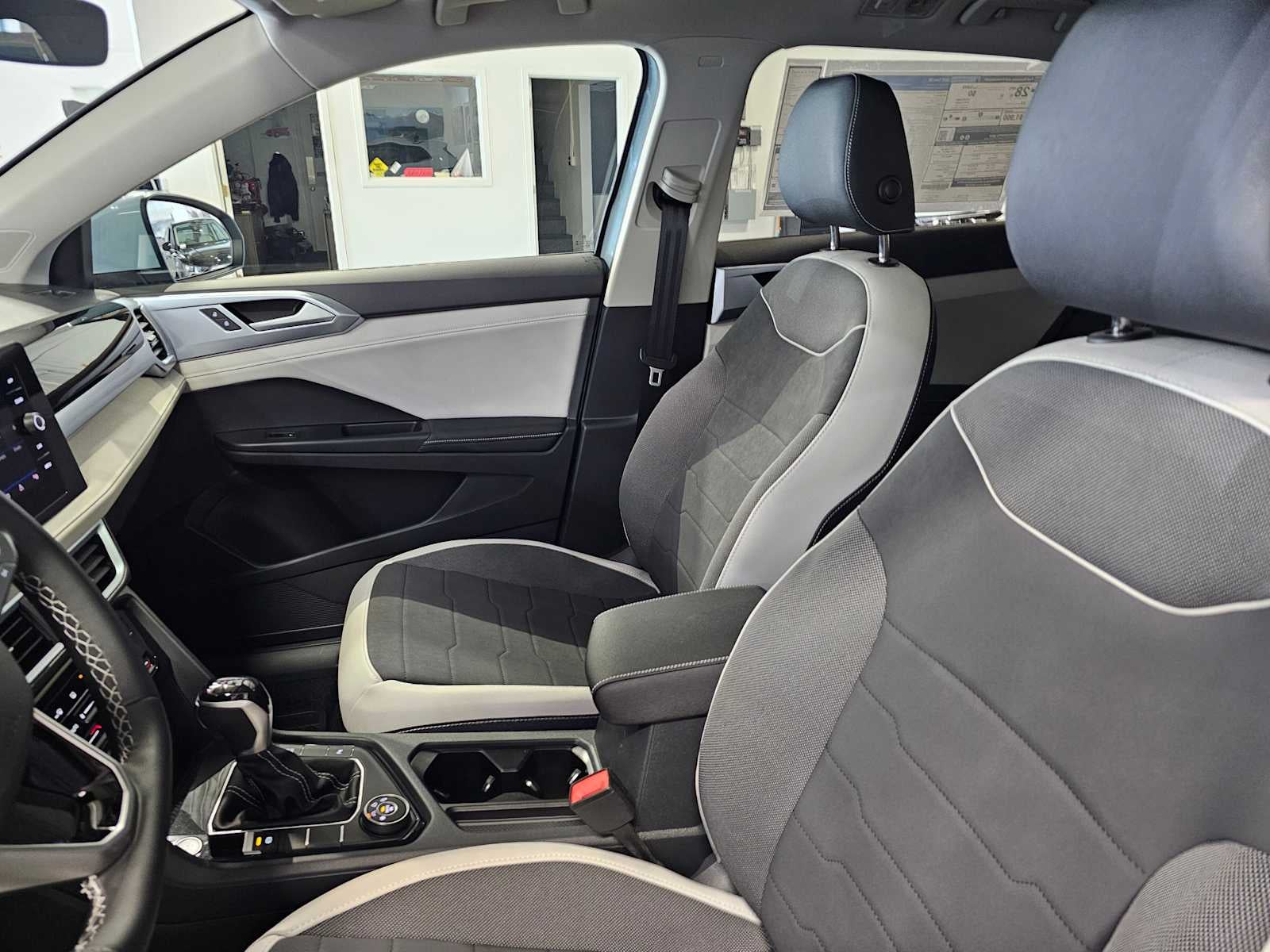 2025 Volkswagen Taos SE 4MOTION