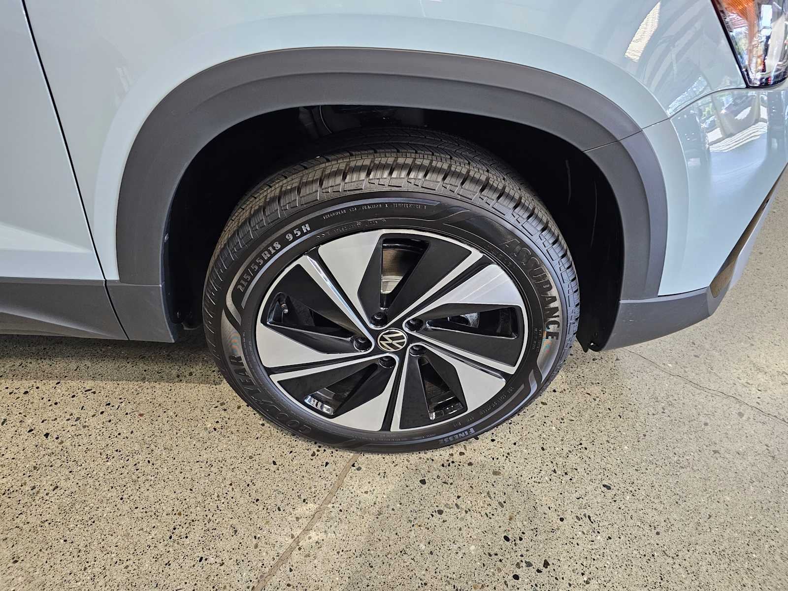 2025 Volkswagen Taos SE 4MOTION