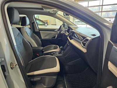 2025 Volkswagen Taos SE 4MOTION