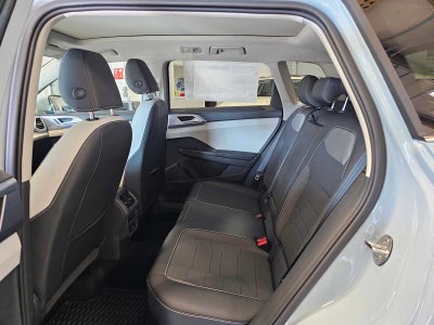 2025 Volkswagen Taos SE 4MOTION