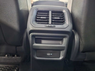 2025 Volkswagen Taos SE 4MOTION