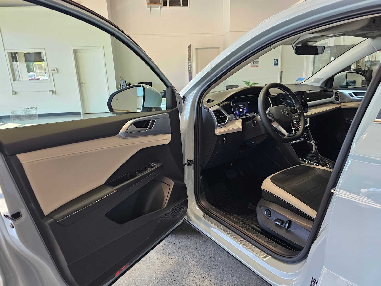 2025 Volkswagen Taos SE 4MOTION