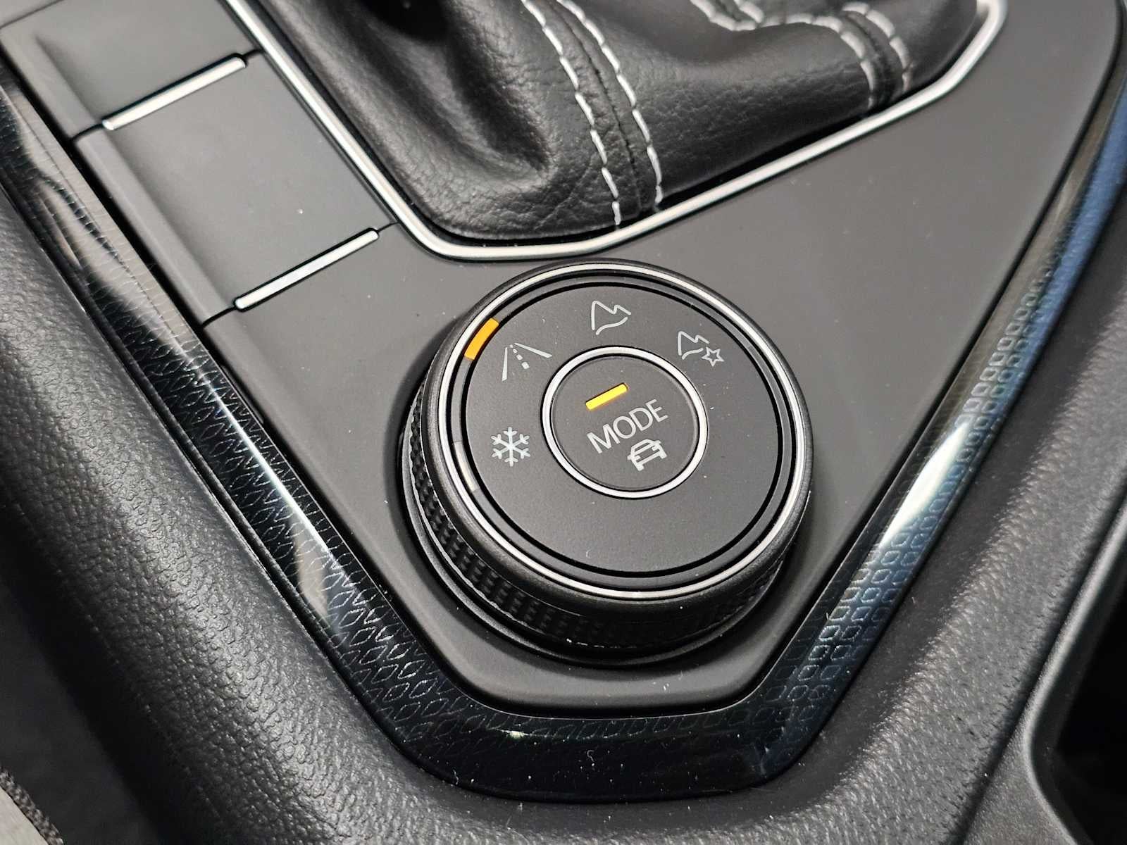 2025 Volkswagen Taos SE 4MOTION