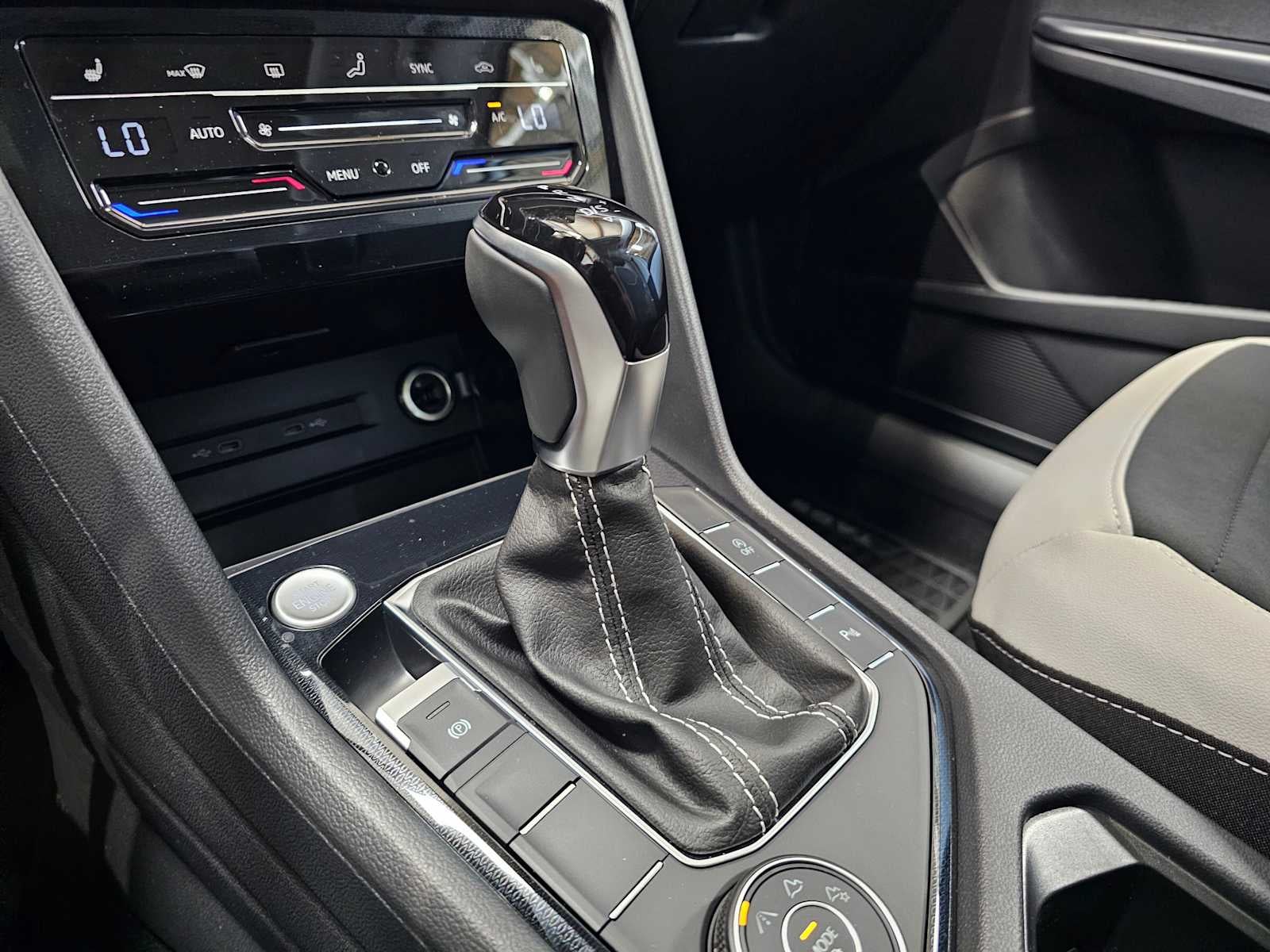 2025 Volkswagen Taos SE 4MOTION