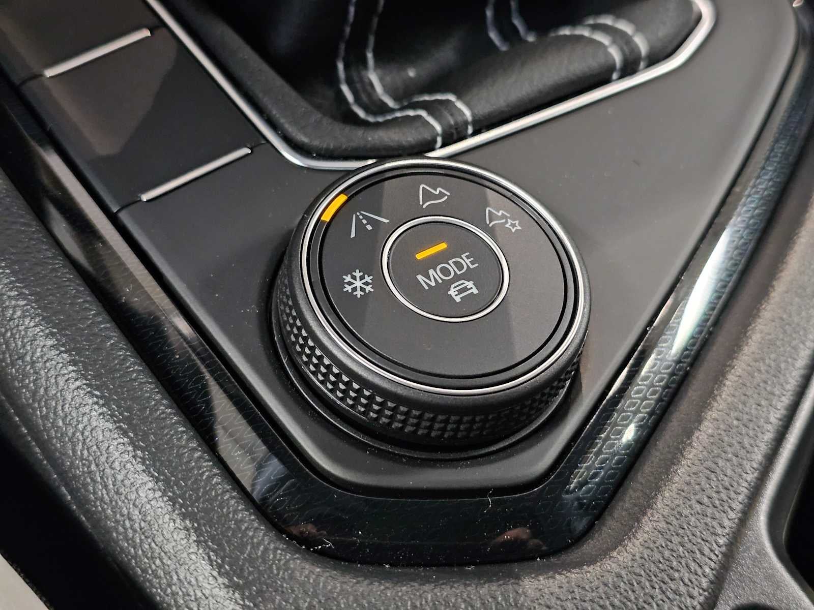 2025 Volkswagen Taos SE 4MOTION