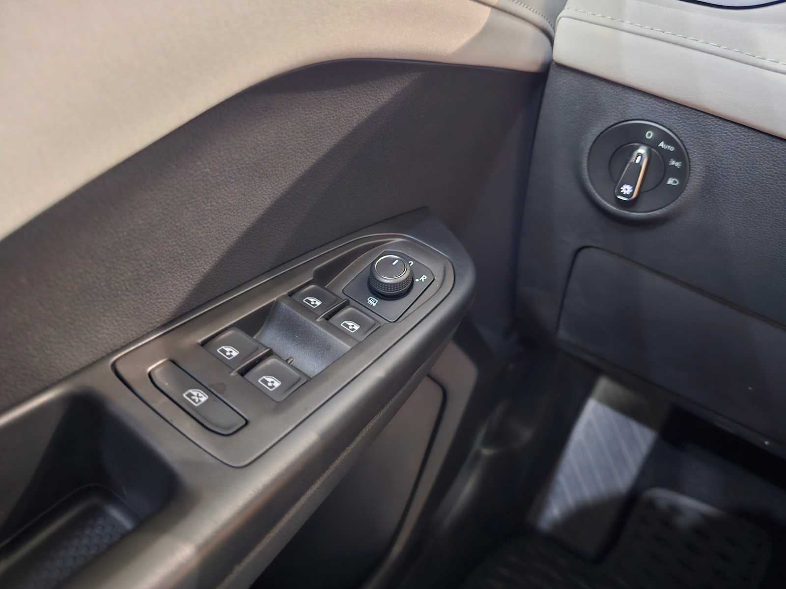 2025 Volkswagen Taos SE 4MOTION