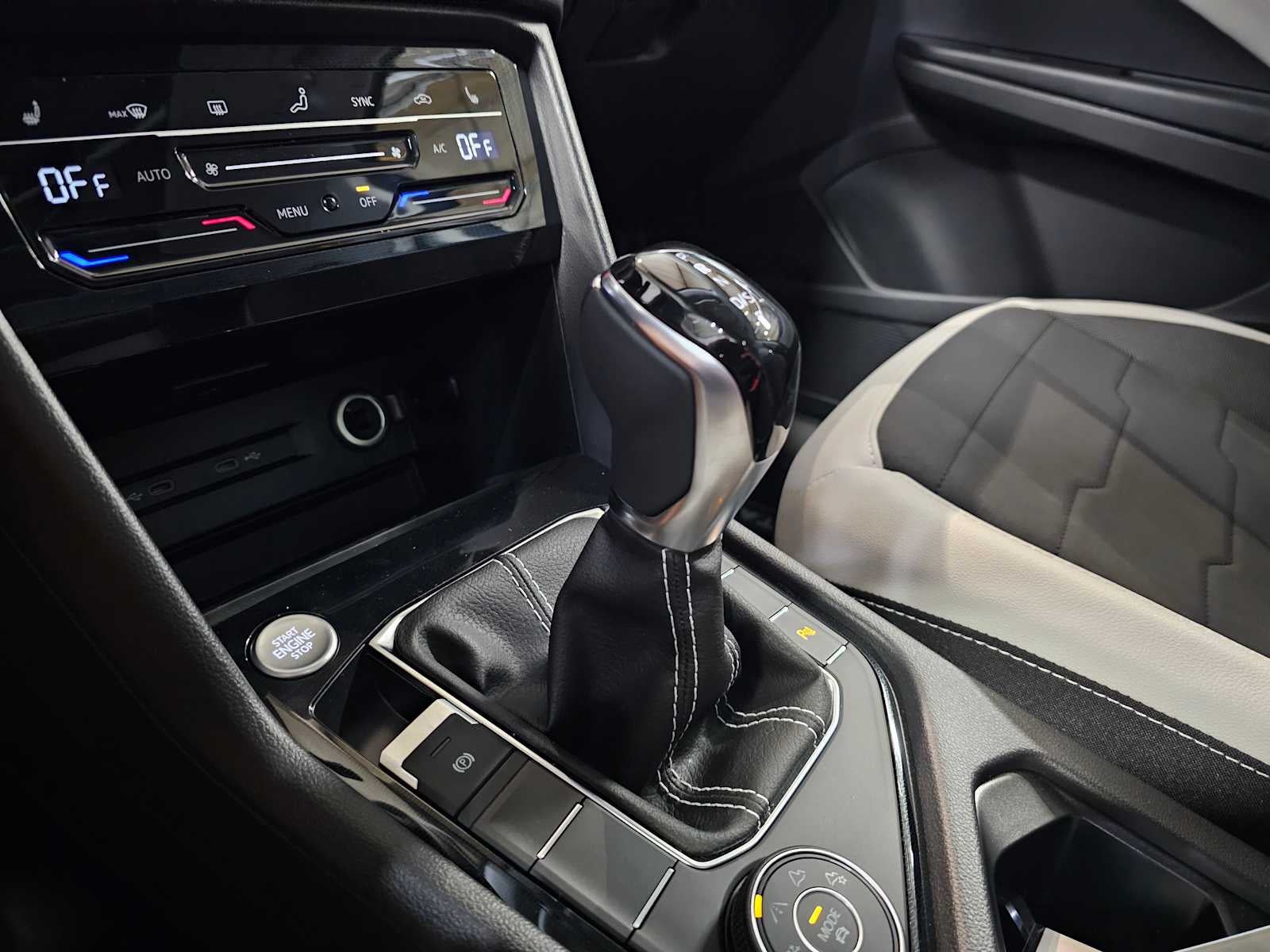 2025 Volkswagen Taos SE 4MOTION