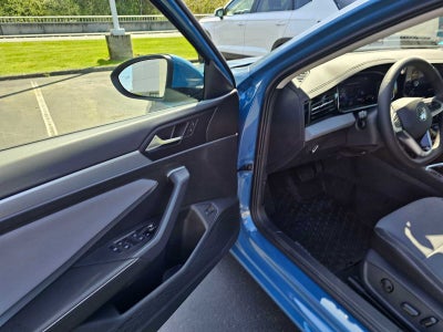 2025 Volkswagen Jetta SE Auto