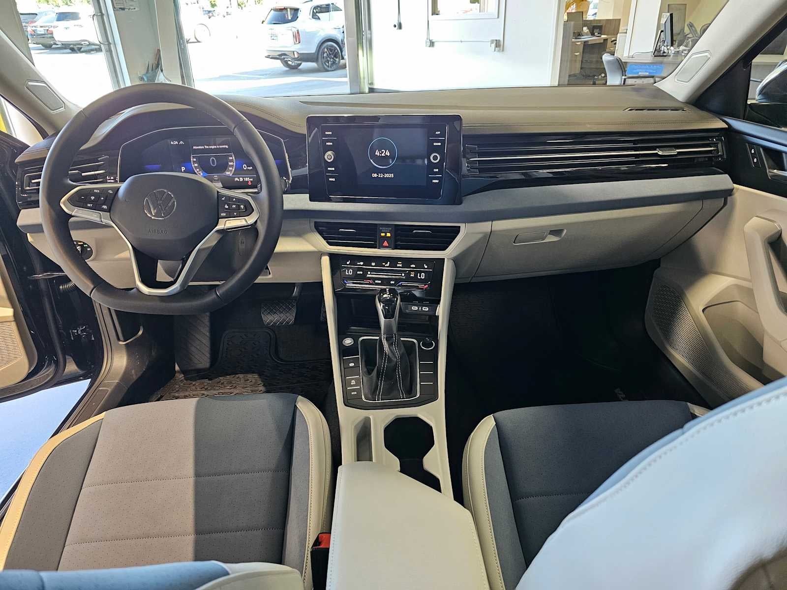 2025 Volkswagen Jetta SE Auto