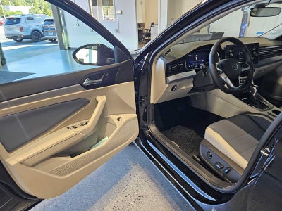 2025 Volkswagen Jetta SE Auto