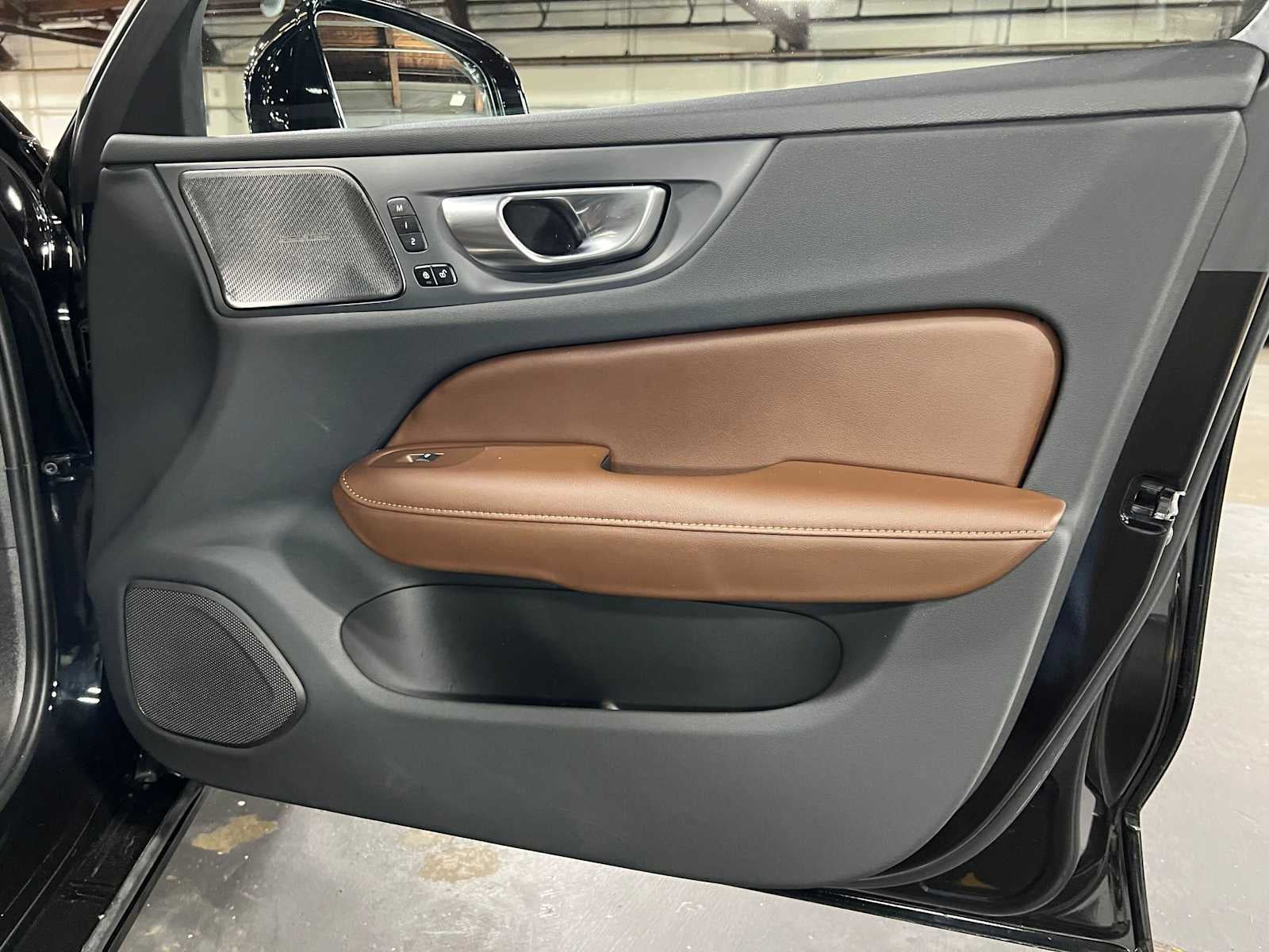 2024 Volvo S60 Recharge Plug-In Hybrid Ultimate Dark Theme