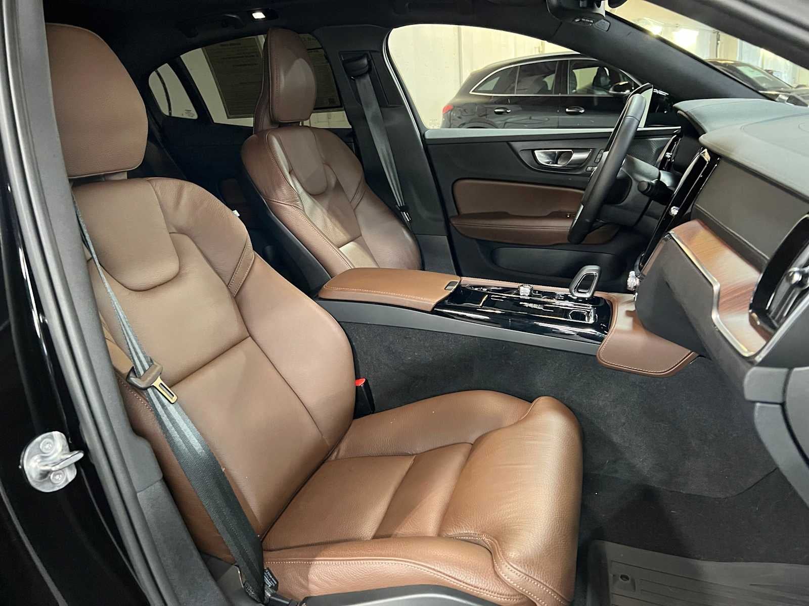 2024 Volvo S60 Recharge Plug-In Hybrid Ultimate Dark Theme