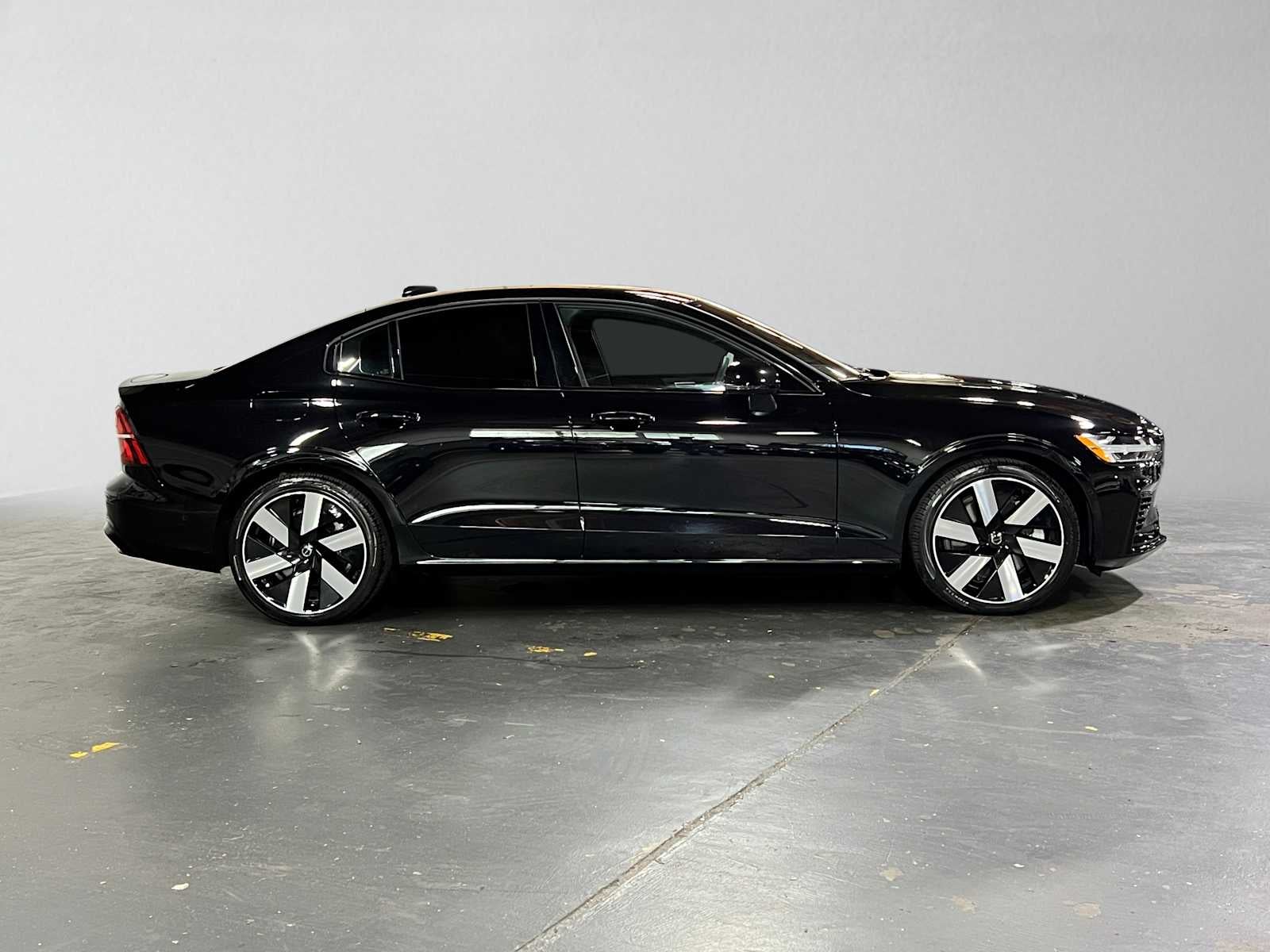 2024 Volvo S60 Recharge Plug-In Hybrid Ultimate Dark Theme