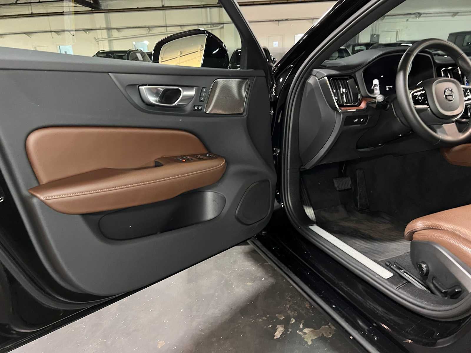 2024 Volvo S60 Recharge Plug-In Hybrid Ultimate Dark Theme