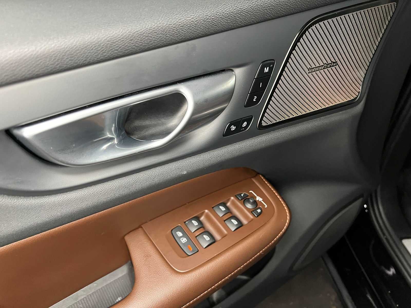 2024 Volvo S60 Recharge Plug-In Hybrid Ultimate Dark Theme