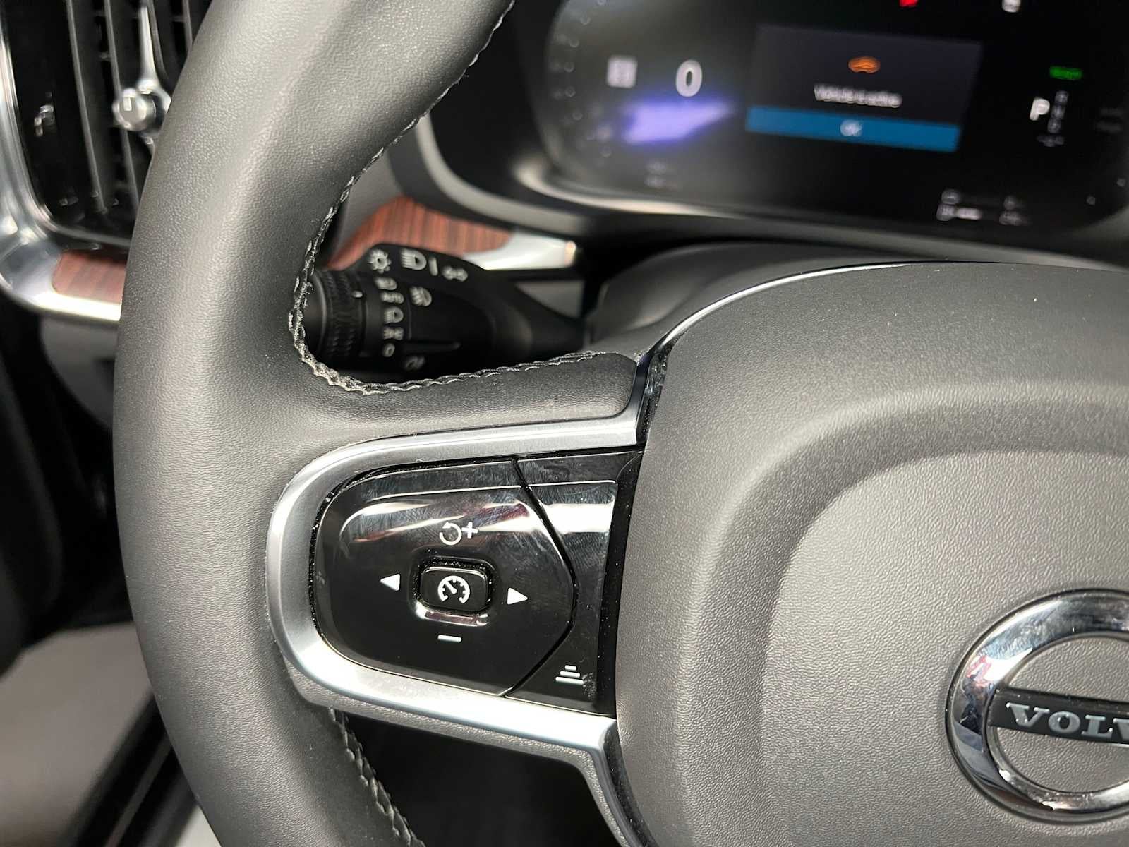 2024 Volvo S60 Recharge Plug-In Hybrid Ultimate Dark Theme