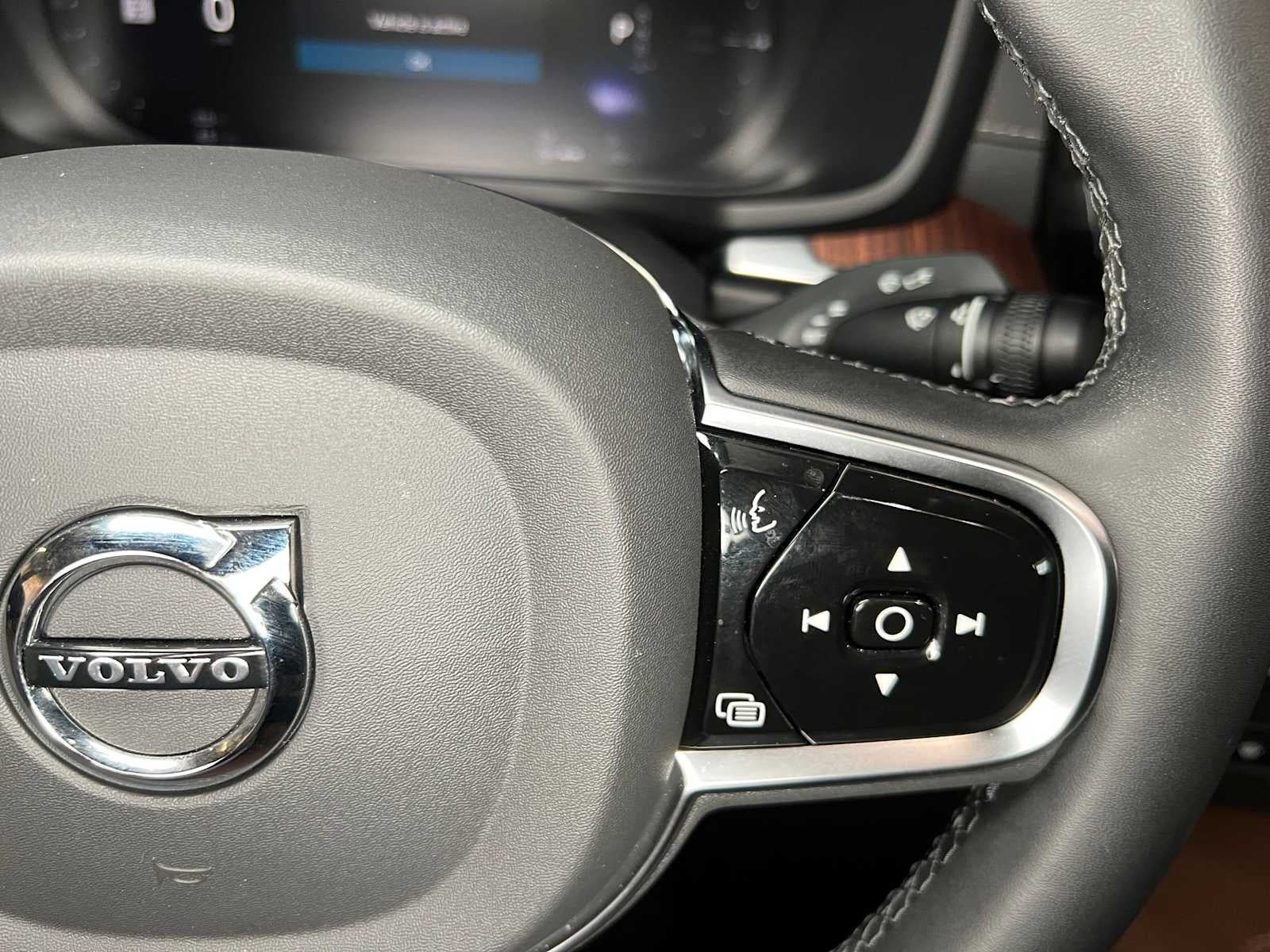 2024 Volvo S60 Recharge Plug-In Hybrid Ultimate Dark Theme