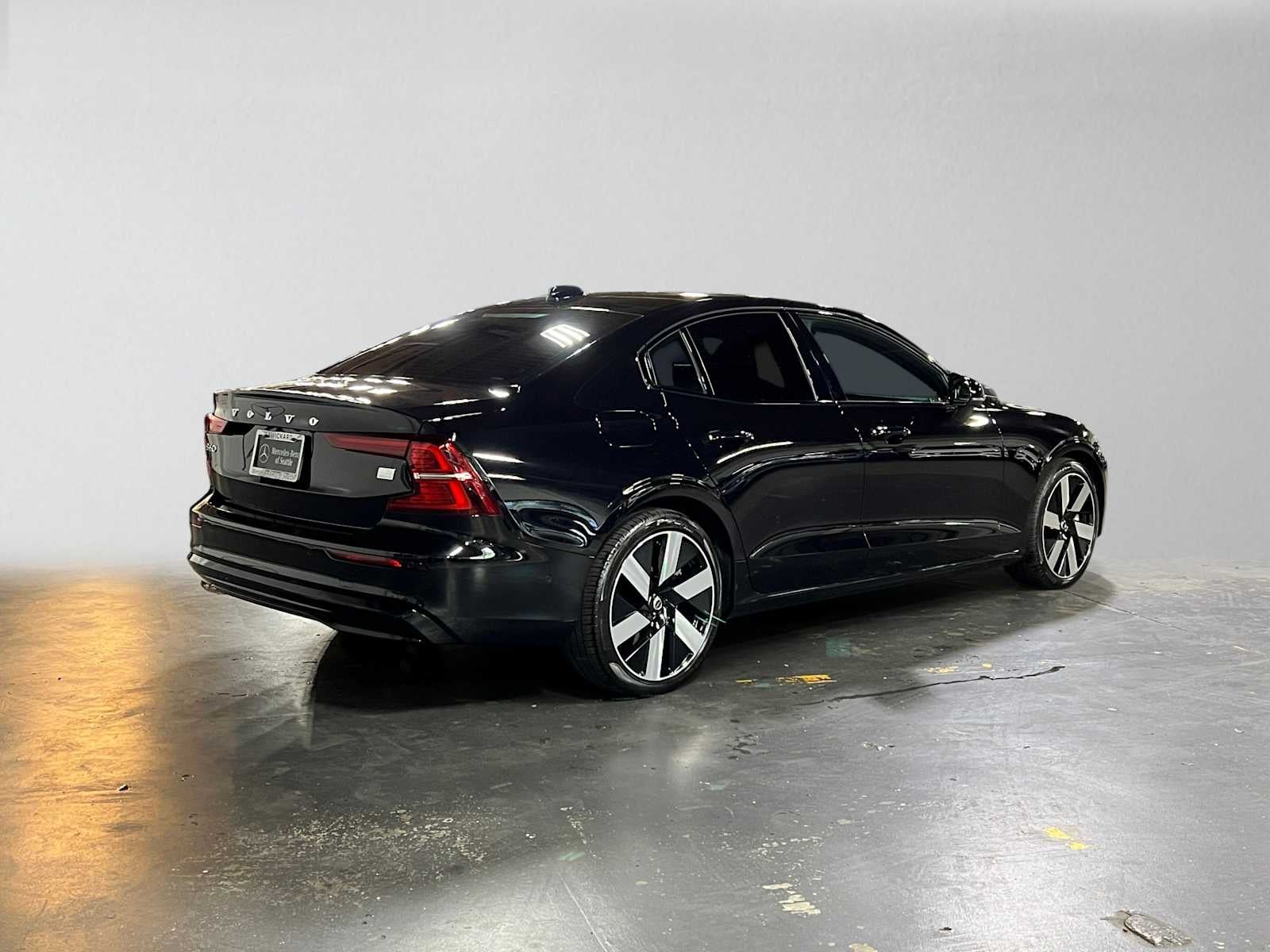 2024 Volvo S60 Recharge Plug-In Hybrid Ultimate Dark Theme