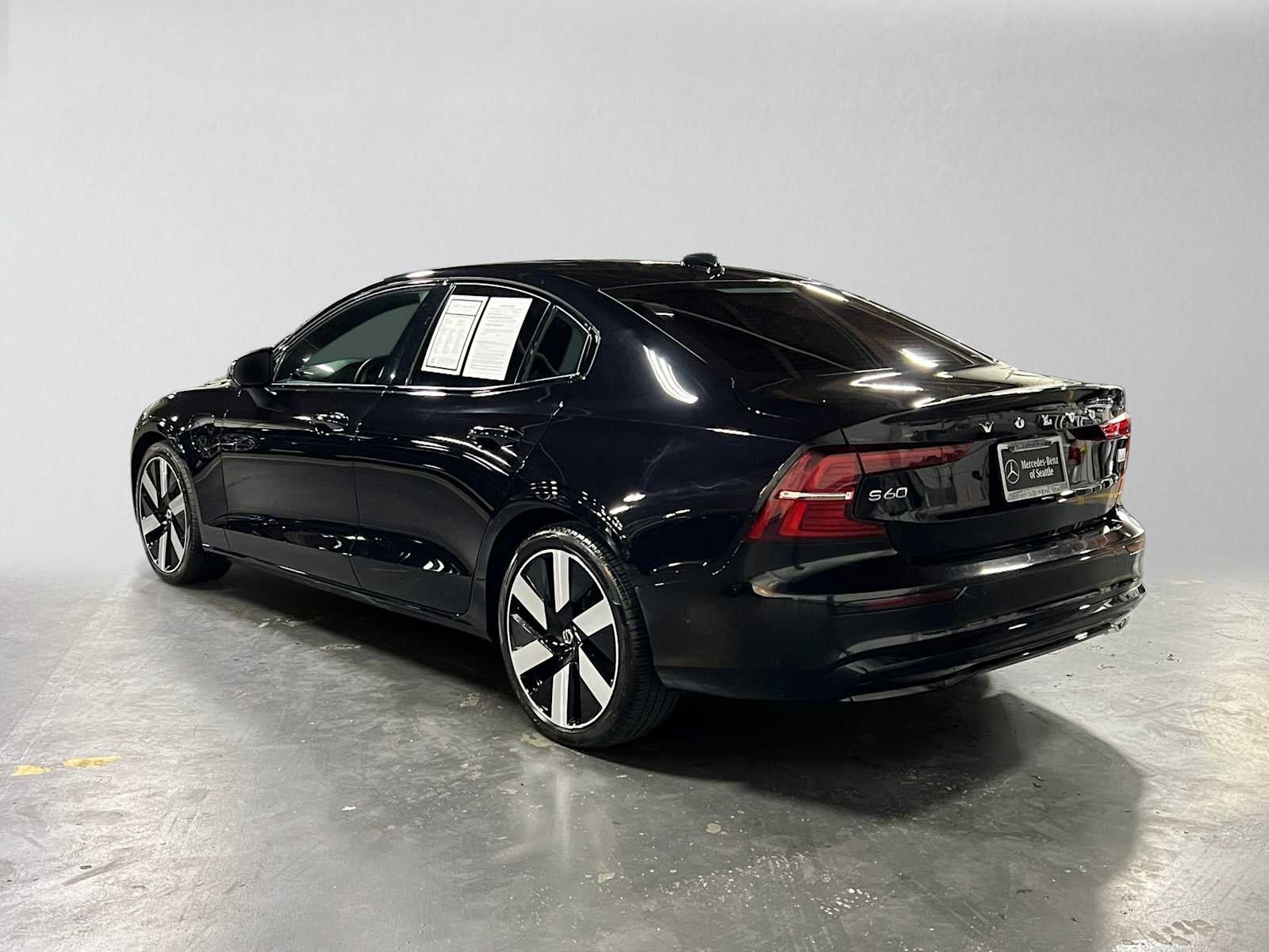 2024 Volvo S60 Recharge Plug-In Hybrid Ultimate Dark Theme