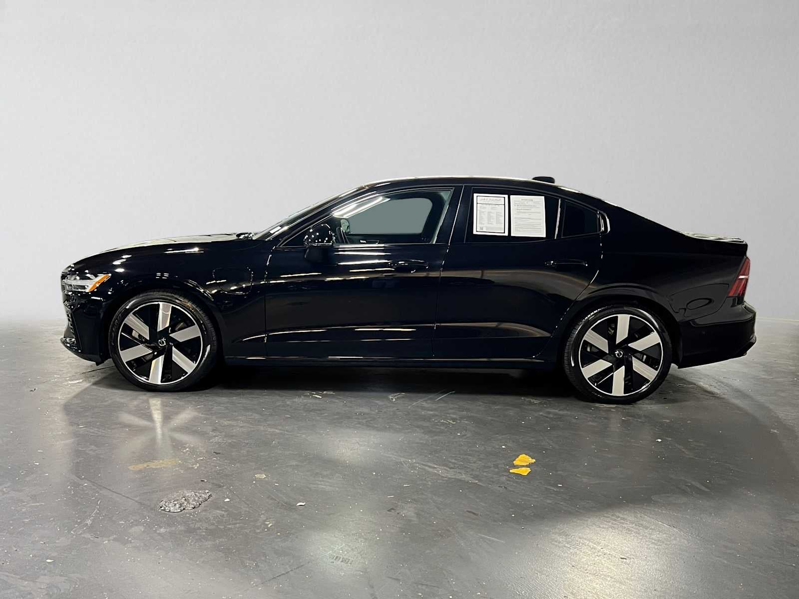 2024 Volvo S60 Recharge Plug-In Hybrid Ultimate Dark Theme