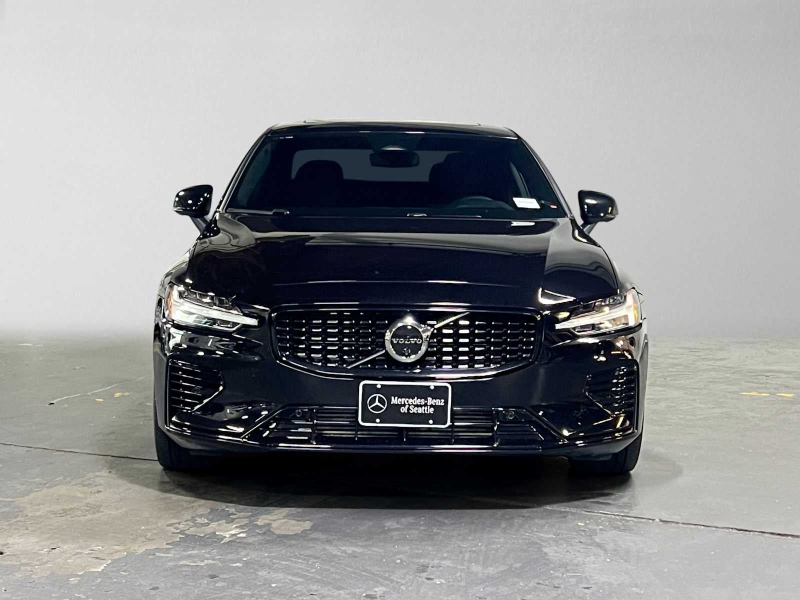 2024 Volvo S60 Recharge Plug-In Hybrid Ultimate Dark Theme