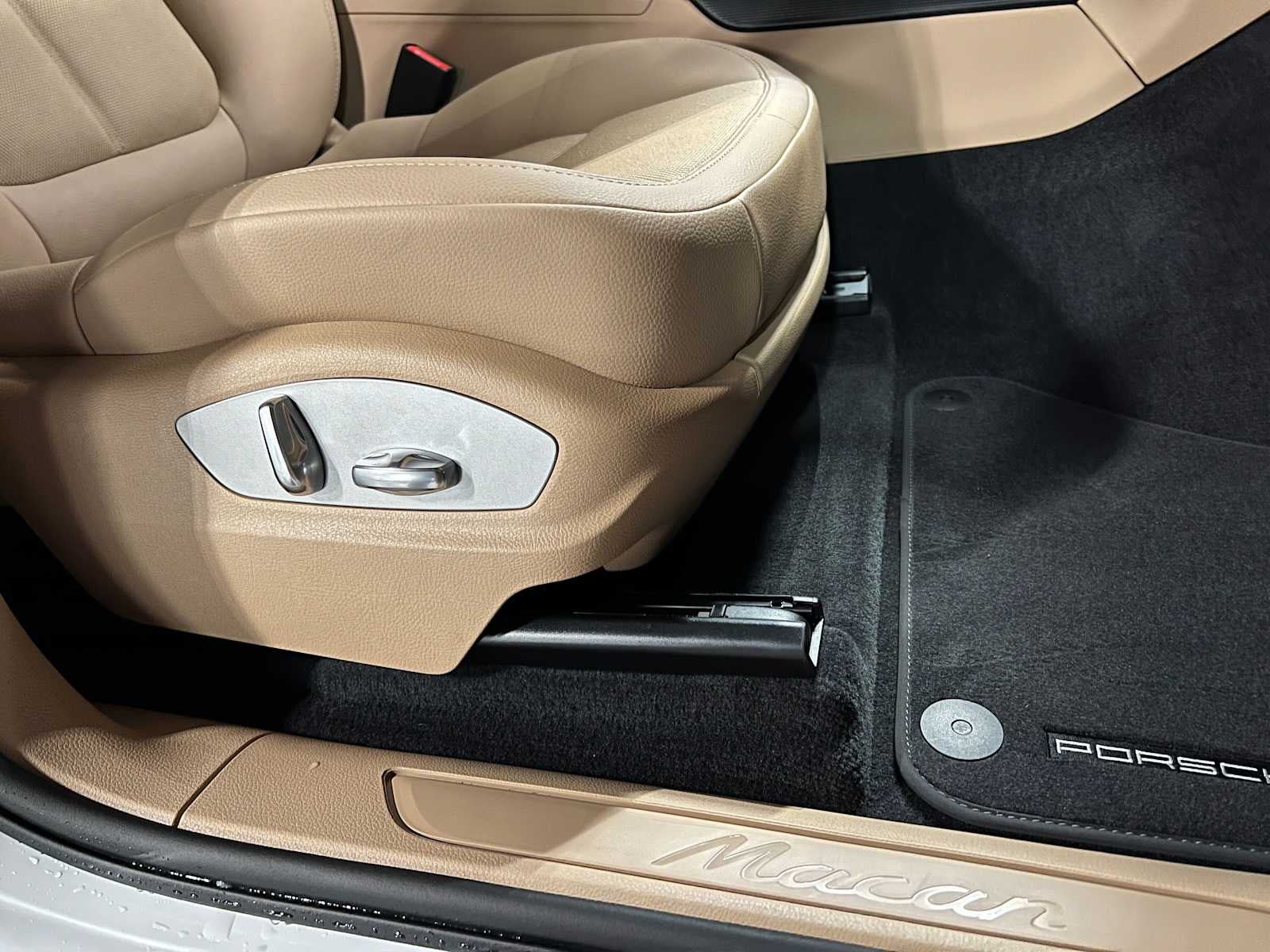 2025 Porsche Macan AWD