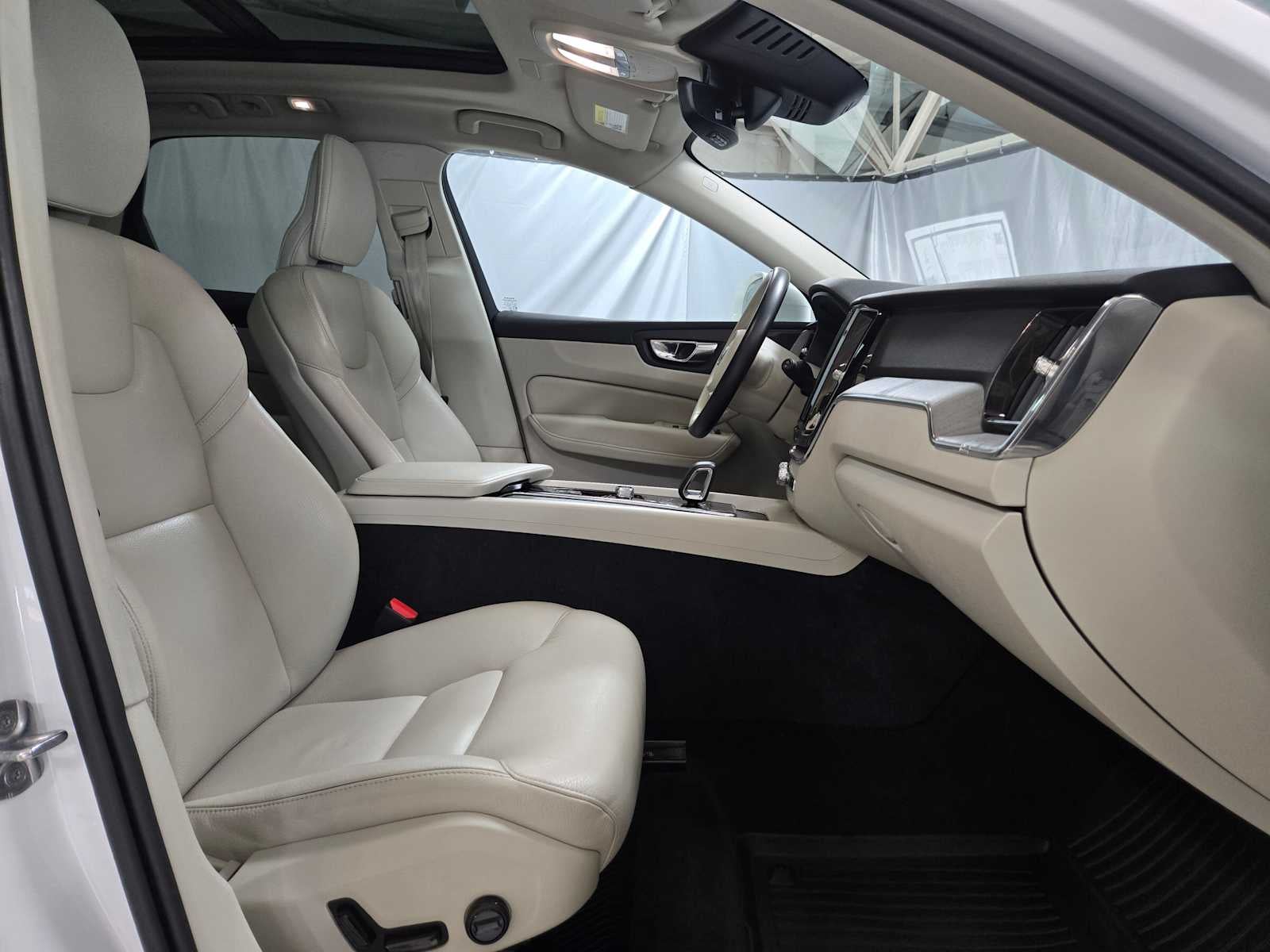 2023 Volvo XC60 Recharge Plug-In Hybrid Plus Bright Theme