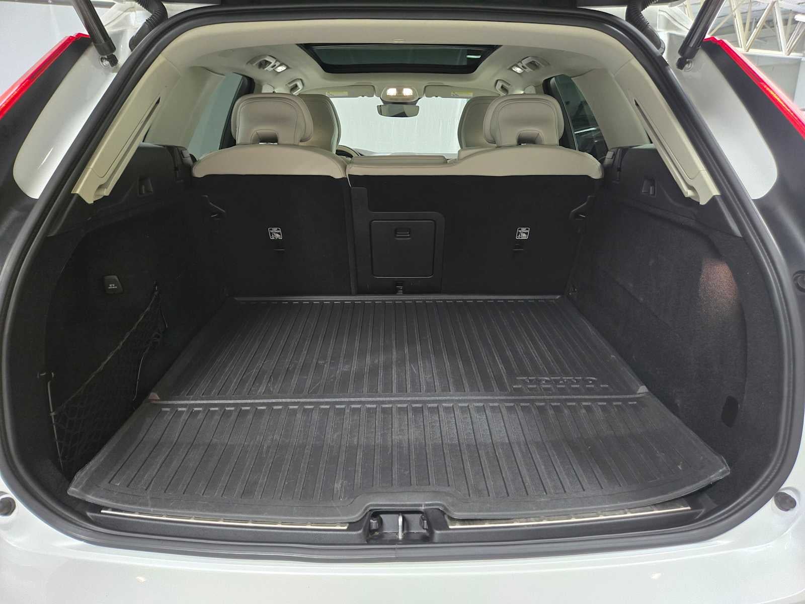 2023 Volvo XC60 Recharge Plug-In Hybrid Plus Bright Theme