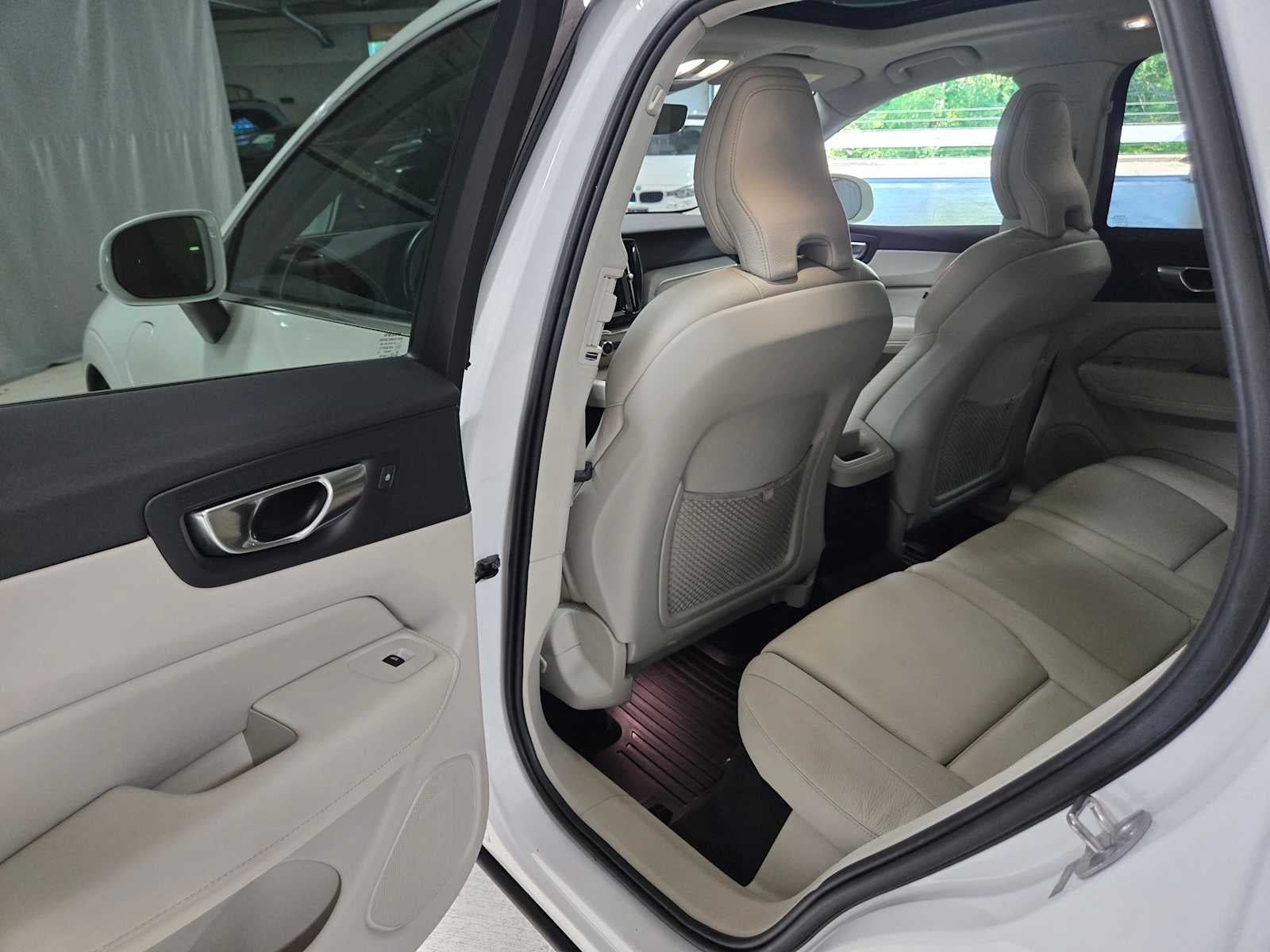 2023 Volvo XC60 Recharge Plug-In Hybrid Plus Bright Theme