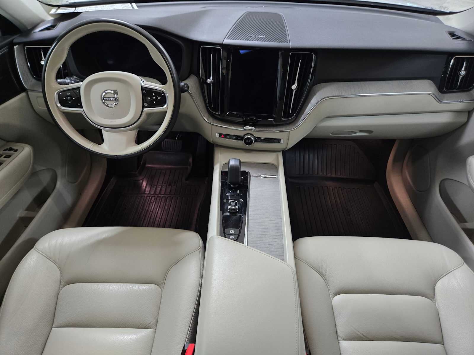 2023 Volvo XC60 Recharge Plug-In Hybrid Plus Bright Theme