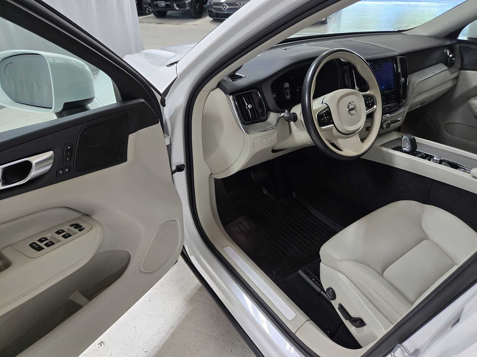 2023 Volvo XC60 Recharge Plug-In Hybrid Plus Bright Theme