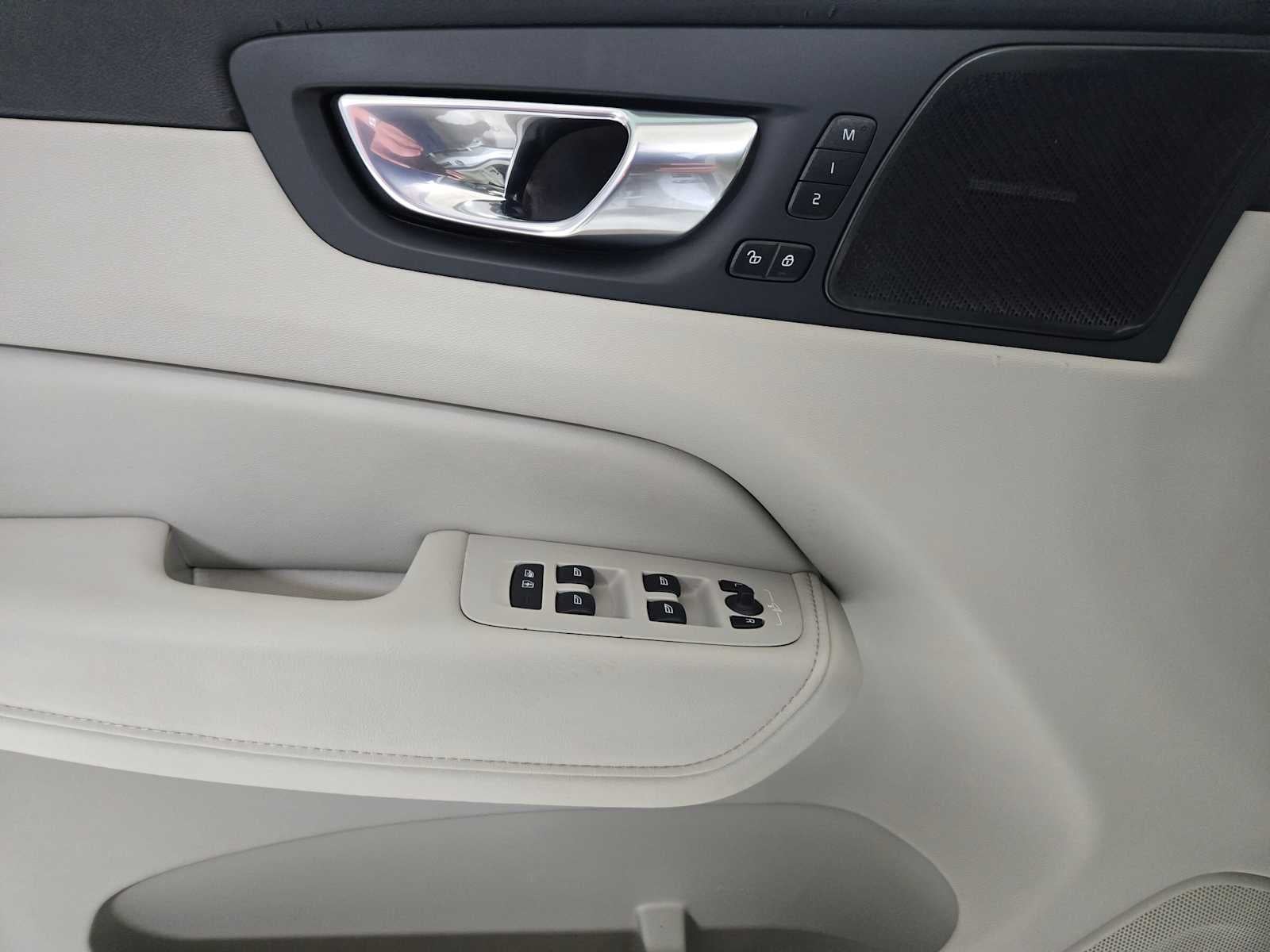 2023 Volvo XC60 Recharge Plug-In Hybrid Plus Bright Theme