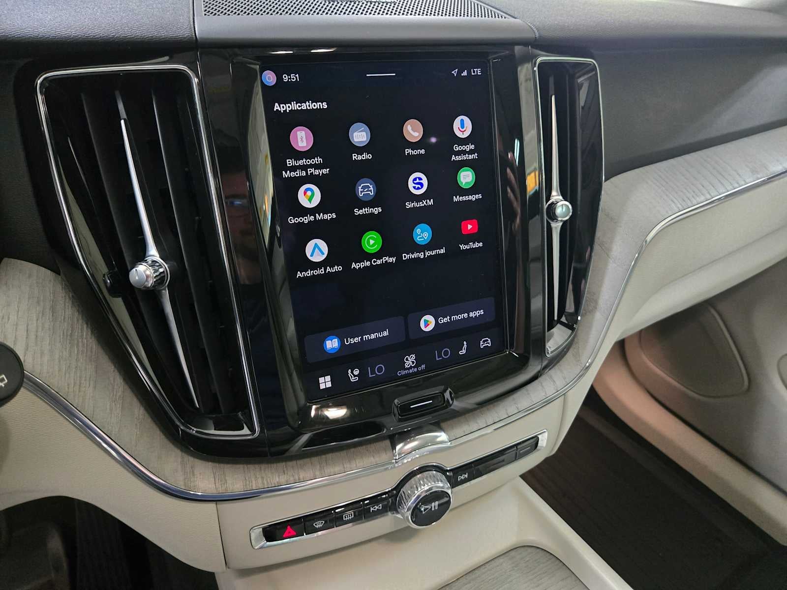 2023 Volvo XC60 Recharge Plug-In Hybrid Plus Bright Theme