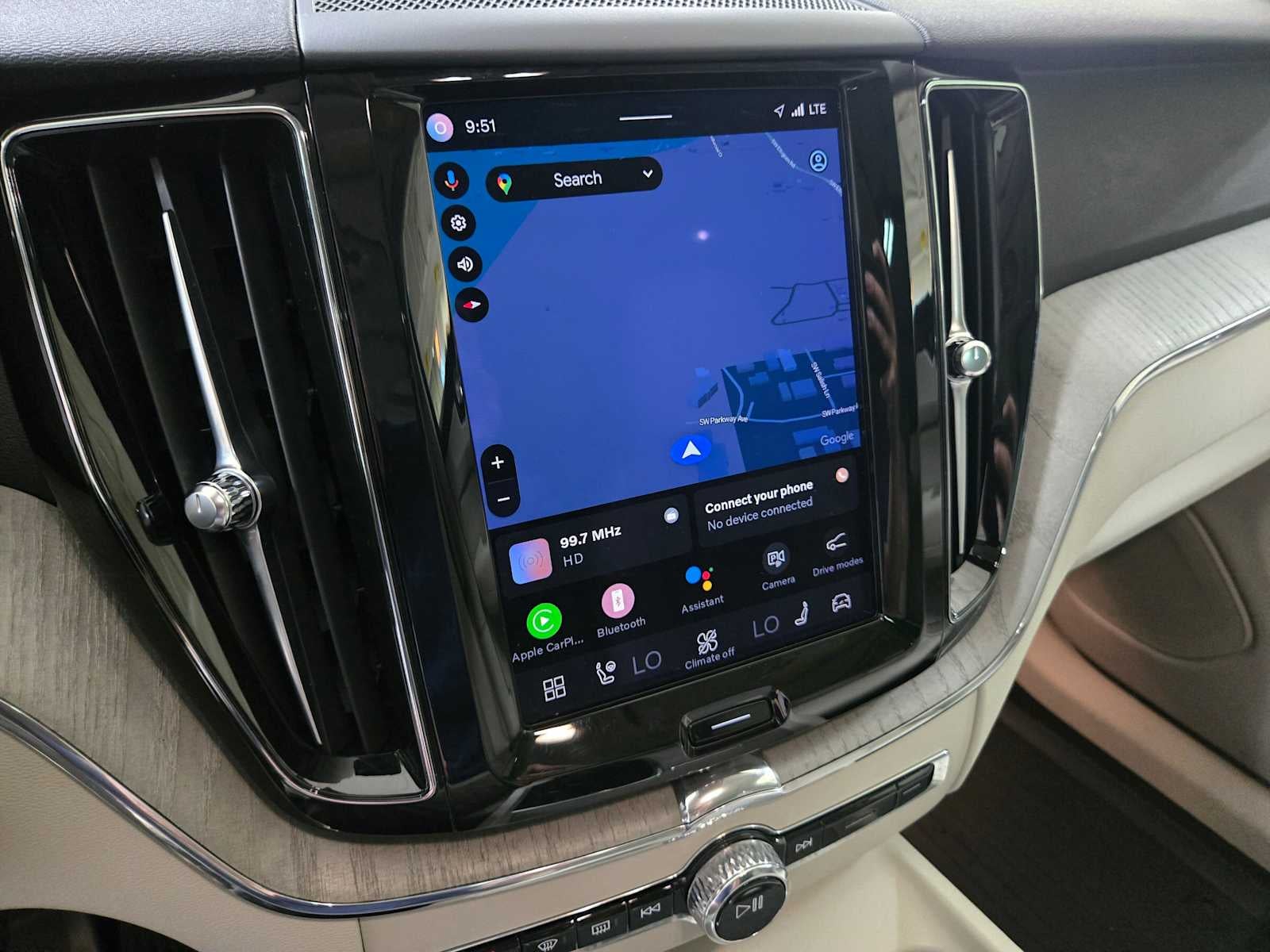 2023 Volvo XC60 Recharge Plug-In Hybrid Plus Bright Theme