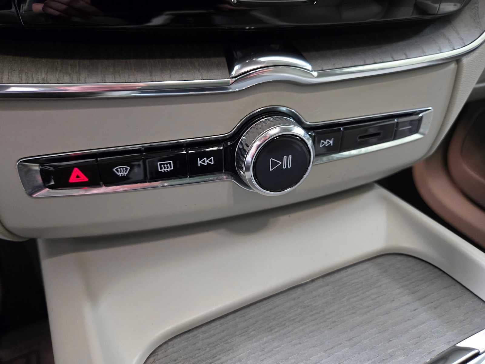 2023 Volvo XC60 Recharge Plug-In Hybrid Plus Bright Theme