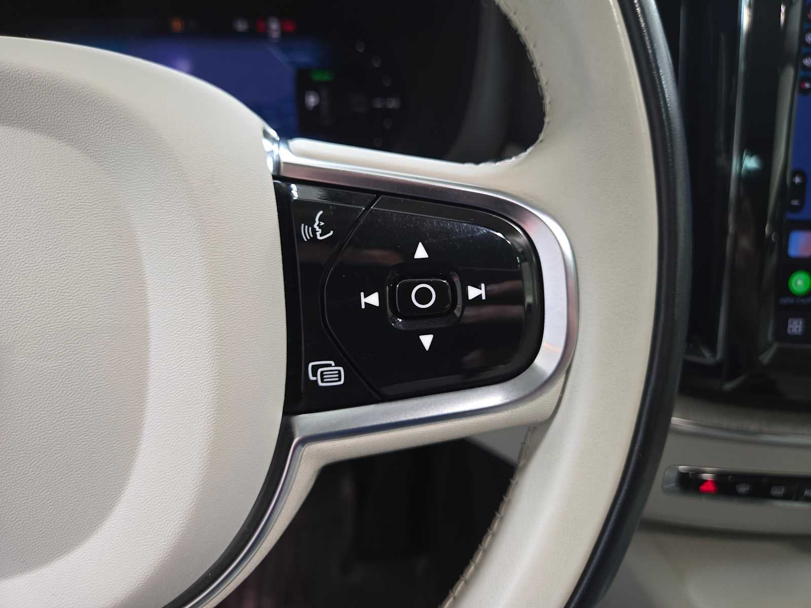 2023 Volvo XC60 Recharge Plug-In Hybrid Plus Bright Theme