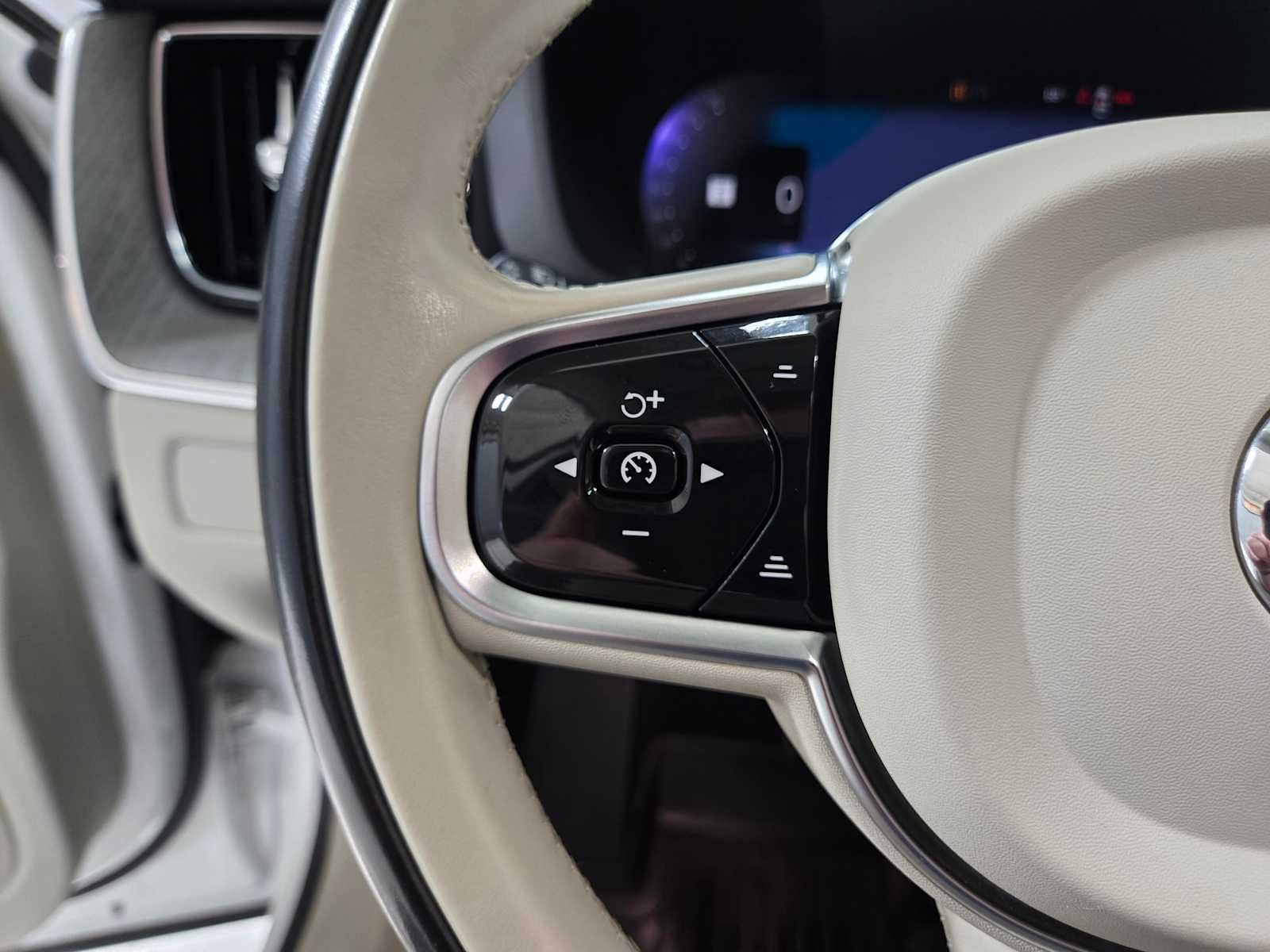 2023 Volvo XC60 Recharge Plug-In Hybrid Plus Bright Theme