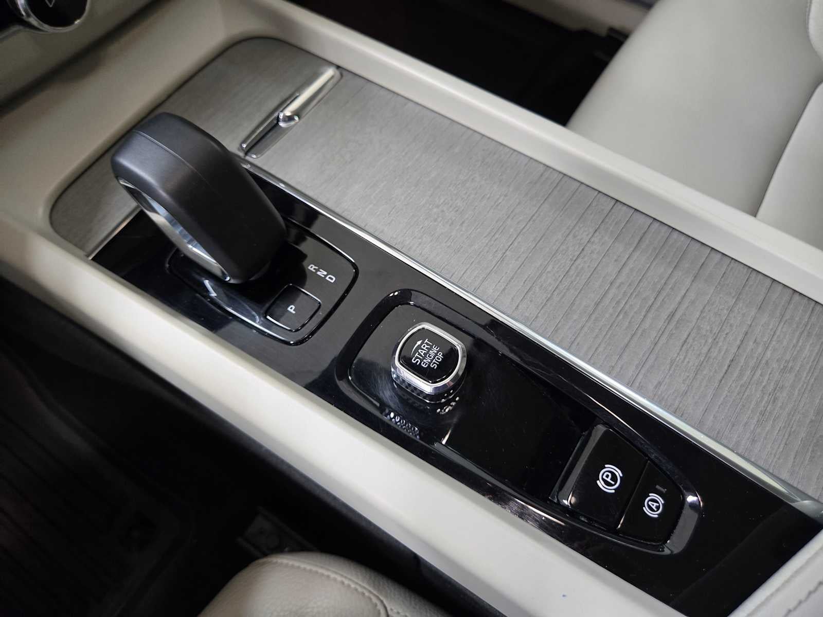 2023 Volvo XC60 Recharge Plug-In Hybrid Plus Bright Theme